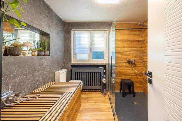 Tageslichtbad mit Badewanne (abgedeckt, links)