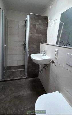 kleines Bad mit Dusche und Kuppel-Licht