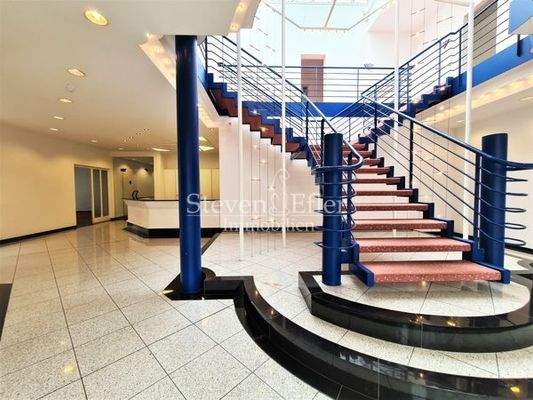 Empfangshalle mit Atrium