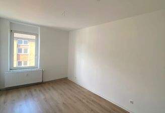 Wohn- und Esszimmer, Vnylboden, Rollläden;
Lage der Wohnung: 1. OG