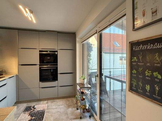 Küche mit Zugang auf den Balkon 