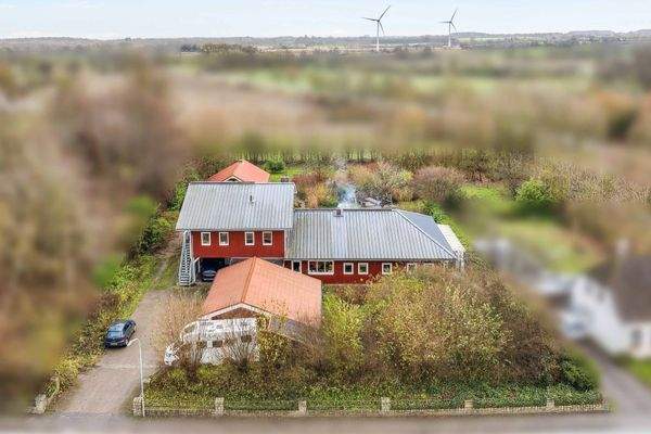 Frontansicht mit Carportanlage