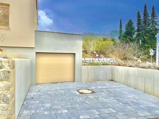 Garage und Stellplatz