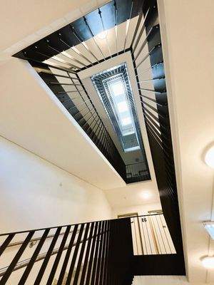 Allgemeines Stiegenhaus mit Lift