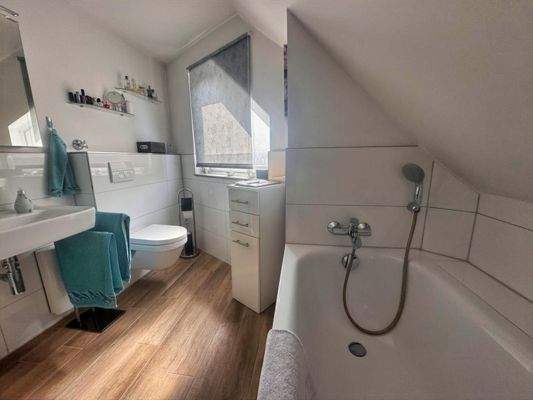 Badezimmer mit Wanne und Dusche