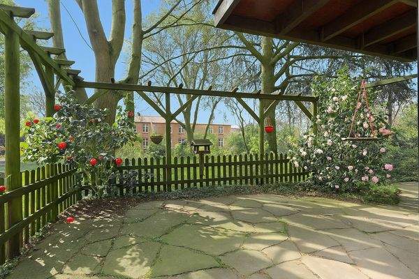 Vordergarten mit Pergola