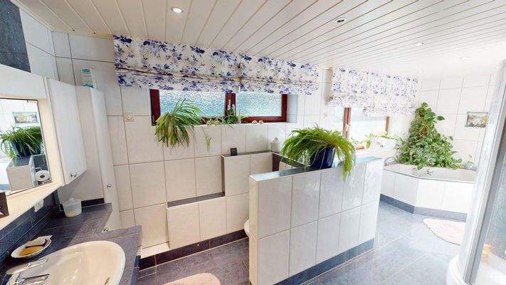 Bad mit Wanne und Dusche