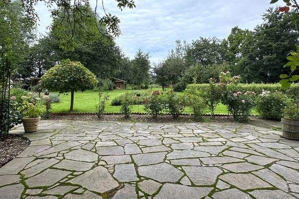 zweite Terrasse mit Weitblick in den Garten
