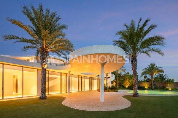 Detached Key-Ready House with a Swimming Pool in Casares