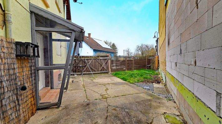 Hofeinfahrt und kleiner Gartenanteil 