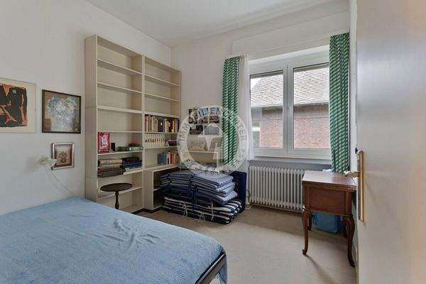 Das vierte Schlafzimmer mit Waschbecken im Obergeschoss