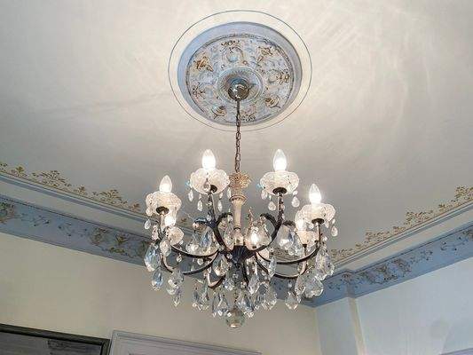 Historischer Kronleuchter im Esszimmer