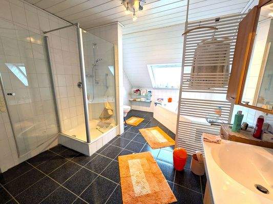 Das große Tageslichtbad mit Whirlpool