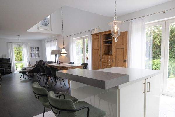 Blick aus der Küche in den Ess- und Wohnbereich