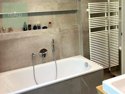 Ensuite-Badezimmer mit Dusche & Badewanne