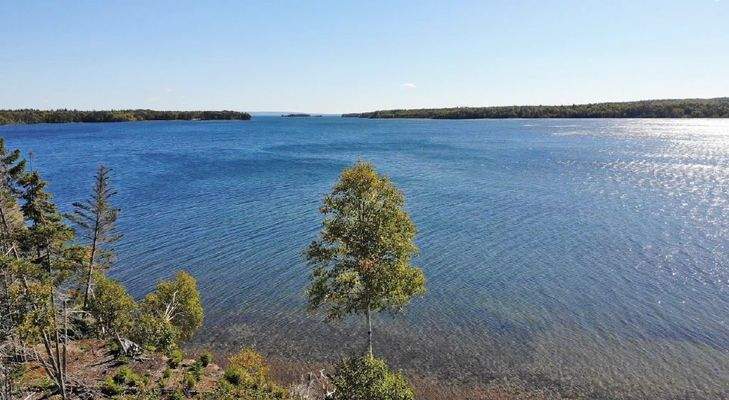 Cape Breton - Bras d`Or Lake - Tolles See-Ufergrun