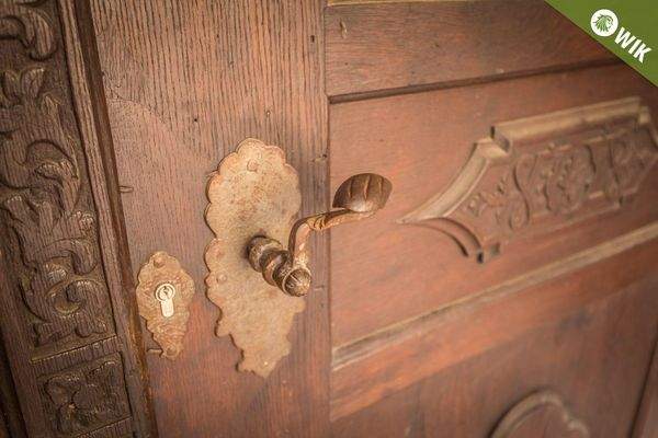 DREIMAL KLOPFEN BITTE...