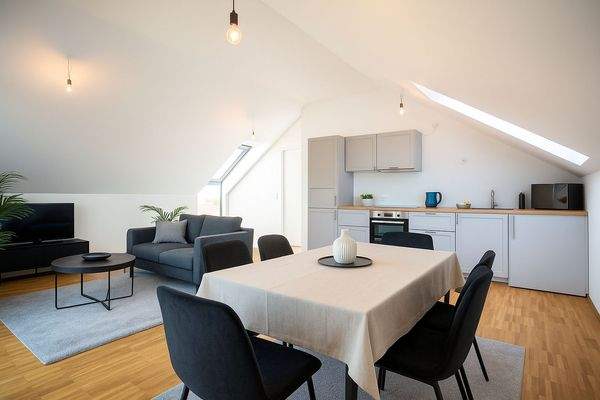 2 Zi.-DG-Wohnung mit Küche