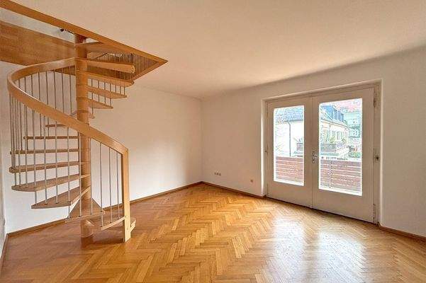 Die Holz-Wendeltreppe führt Sie ins Dachgeschoss