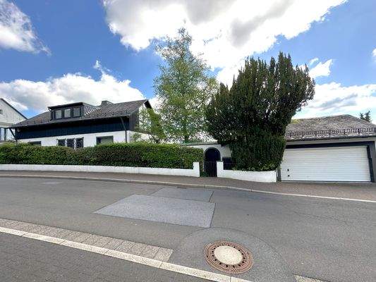 Straßenansicht + Garage