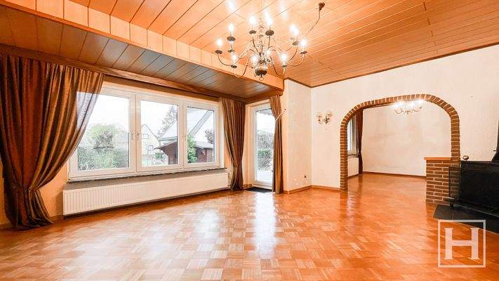 Wohnzimmer mit Blick ins Esszimmer