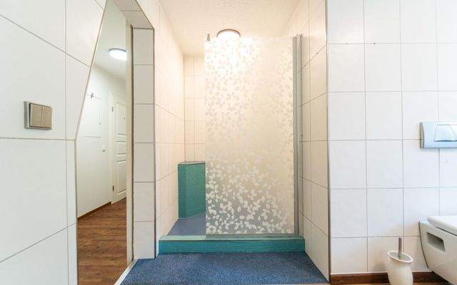 WG Zimmermöbliert mieten Weilimschönbuch Böblingen Tübingen  Bad 1.jpeg