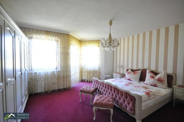 KUNDL - Einfamilienhaus - Schlafzimmer 1 OG mit Zugang auf den Balkon