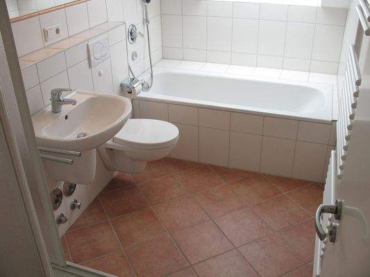 Bad mit Badewanne und Dusche.jpg