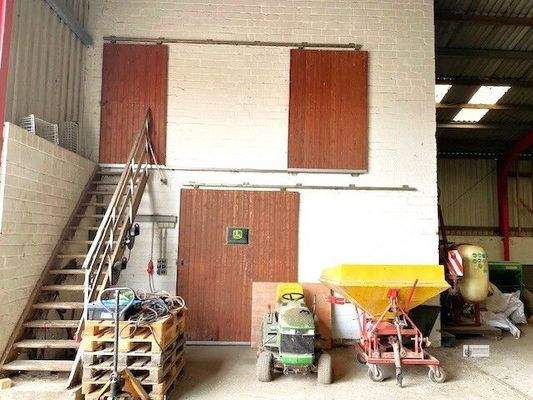 Werkstatt mit oberem Lagerraum