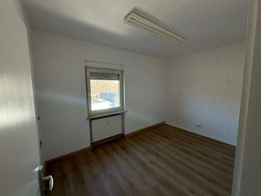 Abstellraum mit Waschmaschinenanschluss