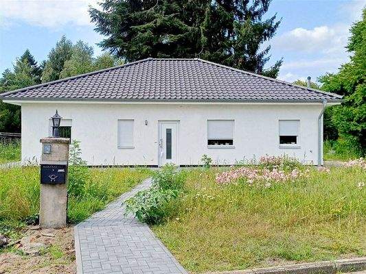 Ansicht mit gepflasterter Zuwegung