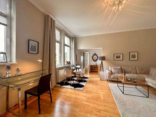 Wohnzimmer mit Schreibtisch 