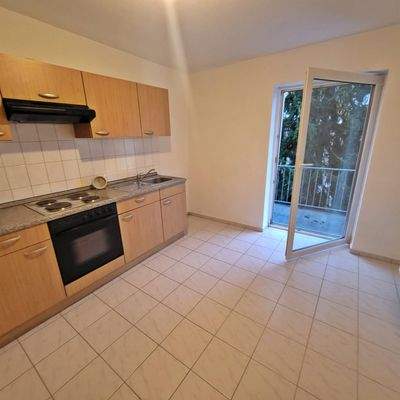 Küche mit Fliesenboden