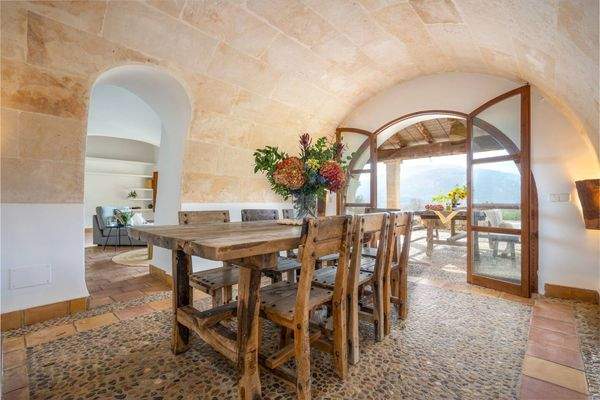 Elegantes Esszimmer mit Gewölbedecke und Bergblick