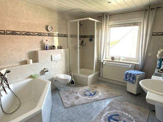 Vollbad mit zeitgemäßer Ausstattung