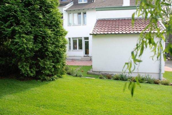 Blick durch den Garten zur Terrasse im EG