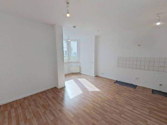 Ansicht II: Wohn- und Esszimmer mit offenem Küchenbereich