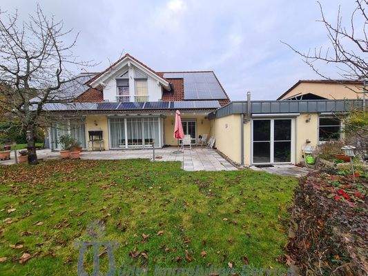 Foto 2_Rückansicht mit Doppelgarage.jpg