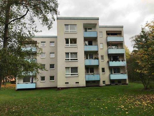 Am Erlenbach 14. Außenansicht über die Grünanalage mit altem Baumbestand auf die Rückseite mit Blick auf die Balkone.
