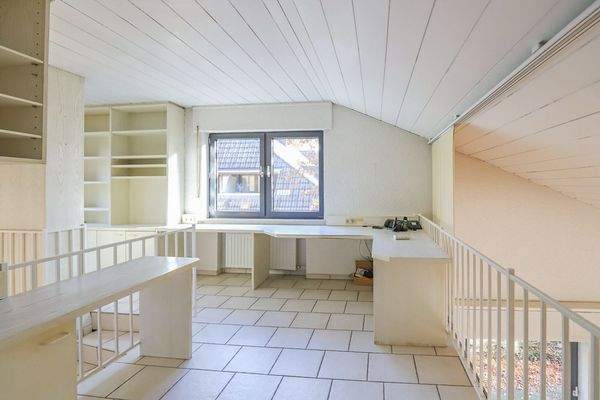 Treppenhaus OG mit Luftraum zum Kaminzimmer