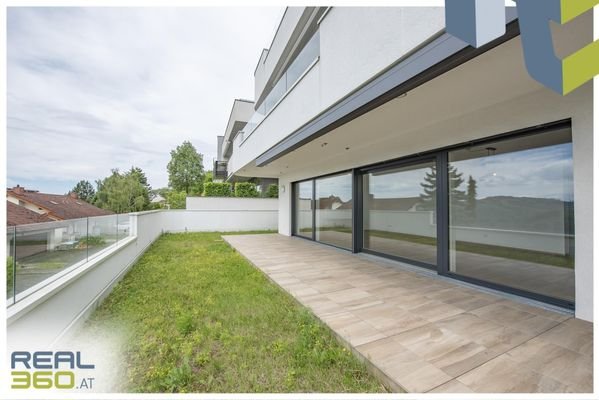 Ca. 130 m² große Gartenterrasse