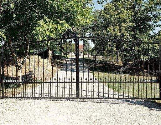 Zufahrt mit elektrischem Tor