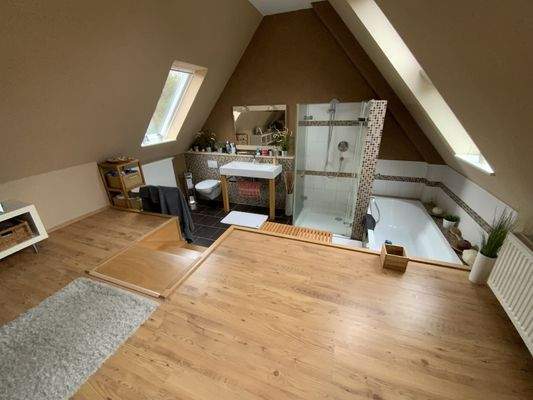 modernes Vollbad im Dachgeschoss