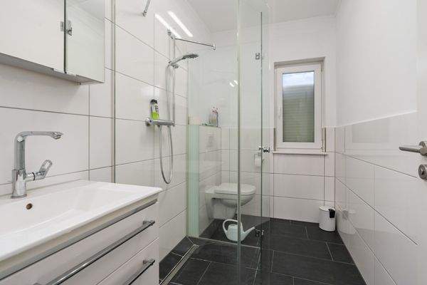 Obergeschosswohnung: Tageslichtbad mit Dusche 4,66m²