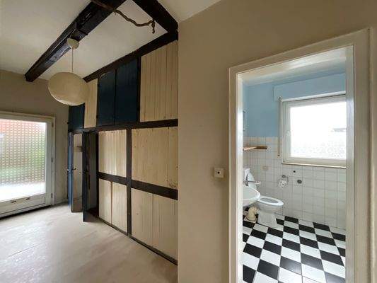 Blick auf den Seiteneingang und das Badezimmer