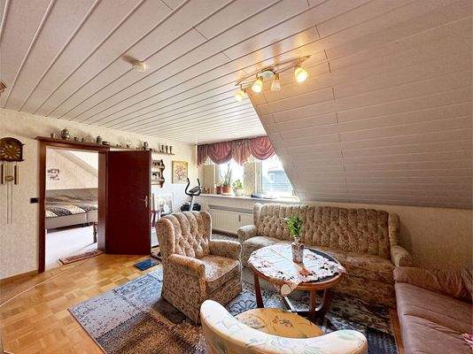 Großzügiges Wohnzimmer mit angrenzendem Schlafzimmer im 1. Obergeschoss