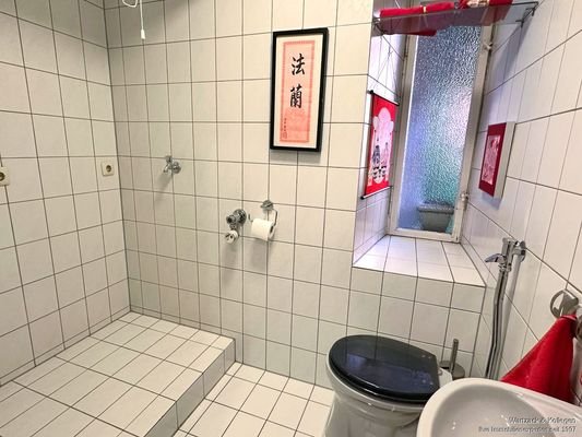 Gäste-WC mit Waschmaschinenplatz