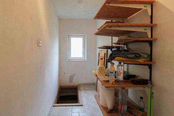 Abstellkammer und Zugang Keller