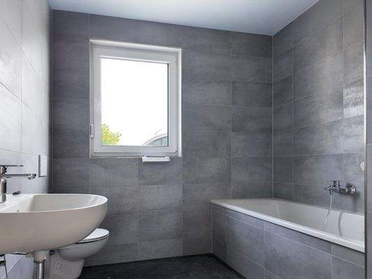 Tageslichtbad mit Wanne - Musterhaus