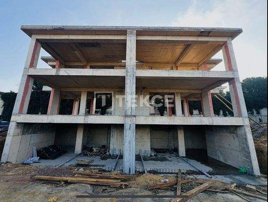 Semi-Detached Villas near the Bus Terminal in İstanbul Ümraniye
